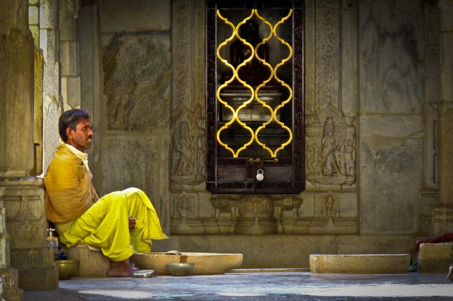 Gardien de temple au Rajasthan, en Inde / par Henry Malak