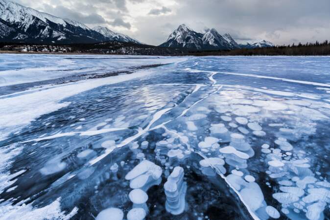 Un lac constellé de bulles gelées au Canada