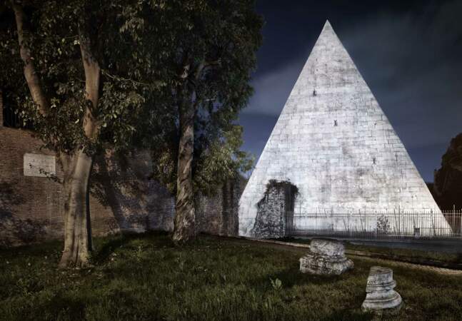 Intrigante pyramide dans le quartier du Testaccio, à Rome