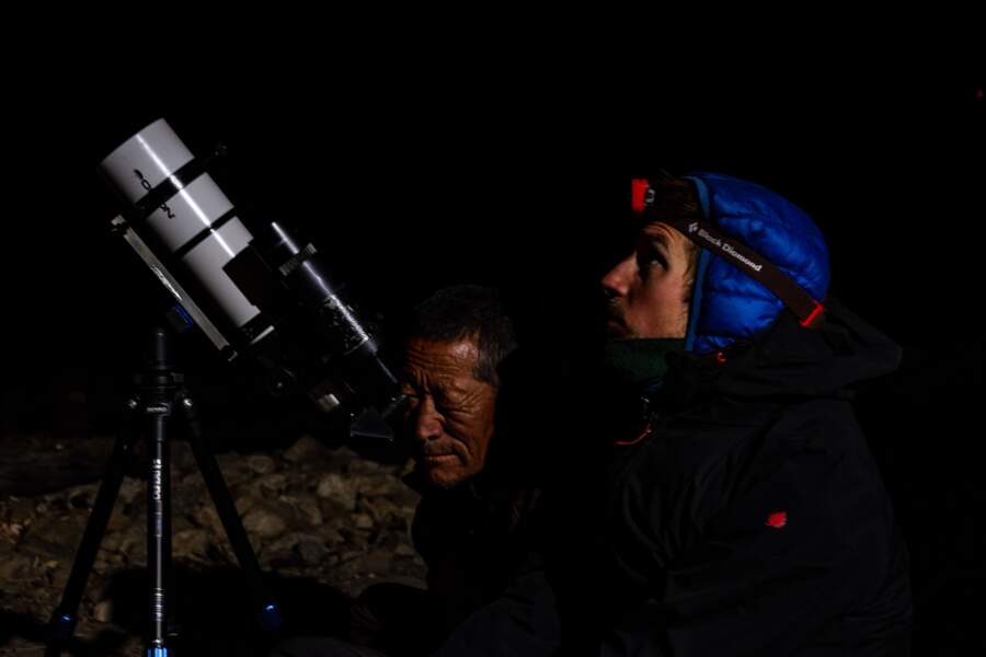 Séance d’observation à la nuit tombante, aux abords de la frontière tibétaine