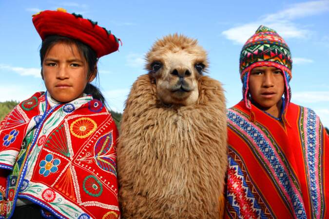 Portrait de famille dans les hauteurs de Cuzco, au Pérou