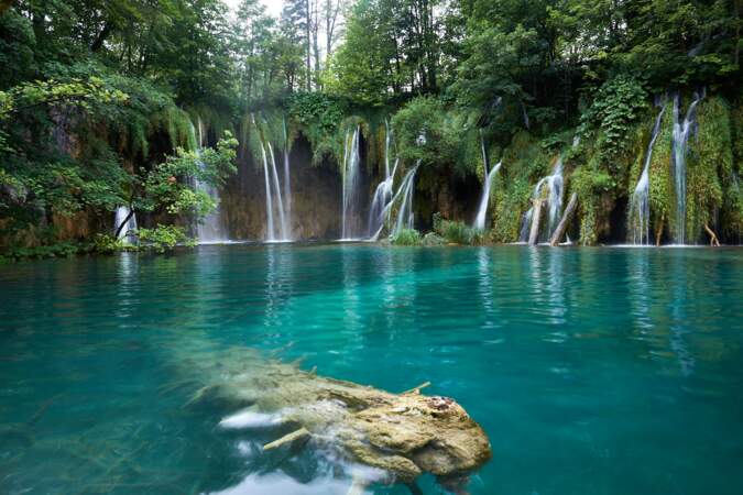 L'étonnant parc de Plitvice, en Croatie, composé de 16 lacs reliés entre eux par des chutes d’eau