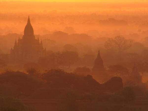 Le soleil se lève sur Bagan, en Birmanie