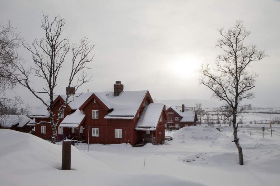 Maison typique en bois de Kiruna recouverte de neige