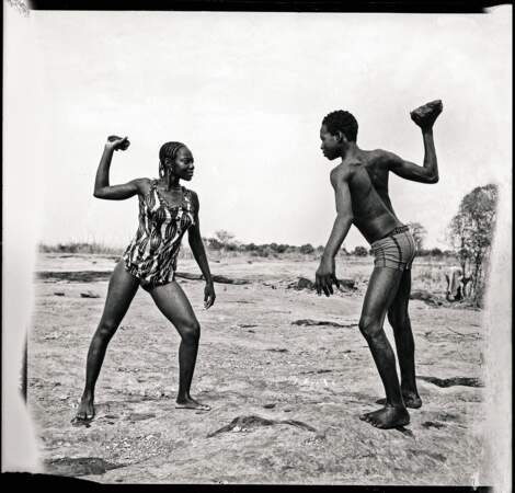 Combat des amis avec pierres au bord du Niger, 1976