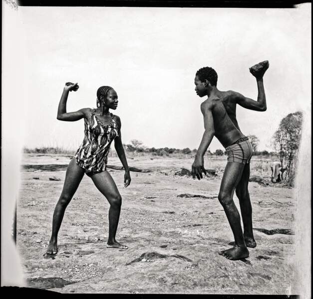 Combat des amis avec pierres au bord du Niger, 1976