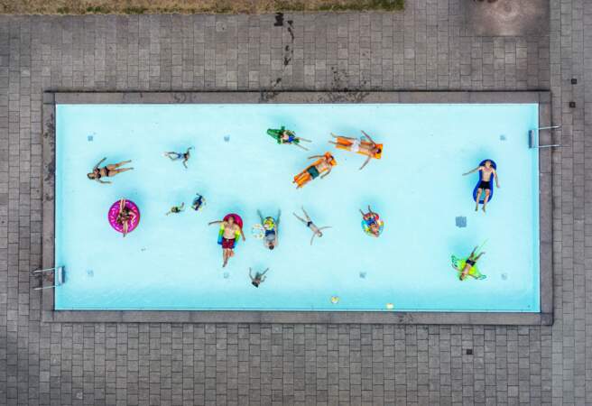 Voisins rassemblés dans une piscine d'Åled, au sud de la Suède