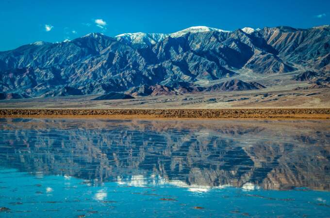 Un lac au milieu d'un désert