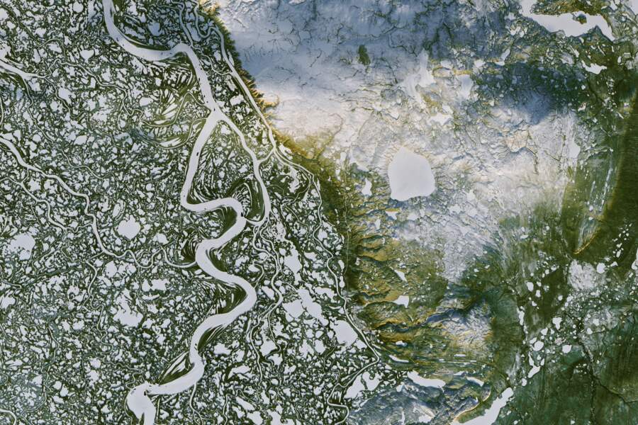 Au Canada, les lacis vert et blanc du delta du fleuve Mackenzie dans les Territoires du Nord-Ouest