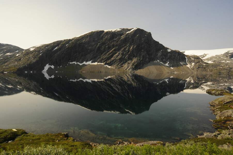 Lac de montagne dans le nord-ouest de la Norvège / par Yannick Glouahec