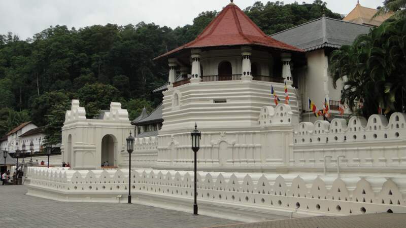Le temple de la dent de Bouddha, haut-lieu religieux