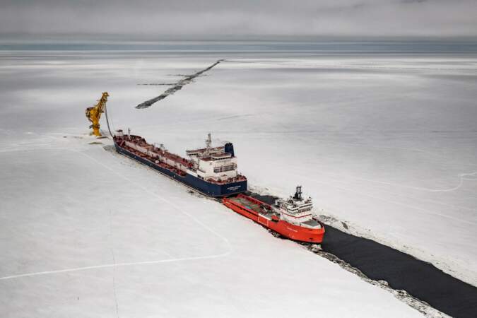Des pétroliers à travers les glaces