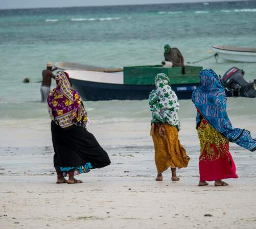 Femmes assistant depuis la plage au départ des pêcheurs