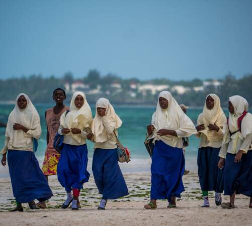 Écolières musulmanes sur la plage