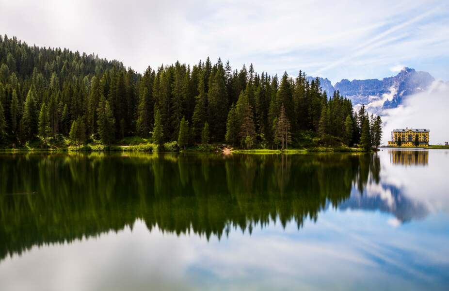 Reflets dans le lac entouré de mélèzes, sud-Tyrol