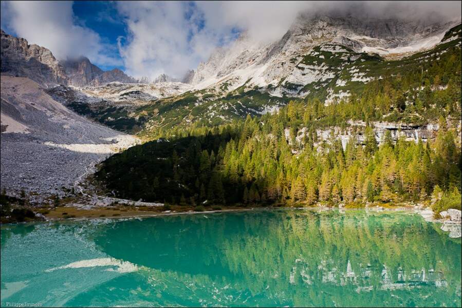 Splendide Lac de Sorapis, dans lequel se mirent  les montagnes