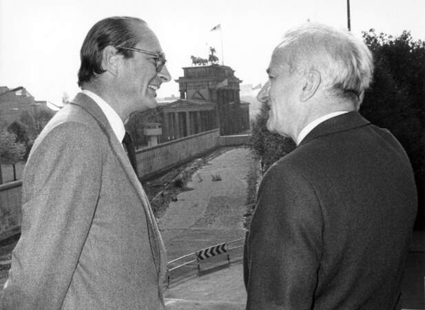 Jacques Chirac (alors maire de Paris) et son homologue Richard von Weizsäcker devant la porte de Brandebourg, octobre 1983