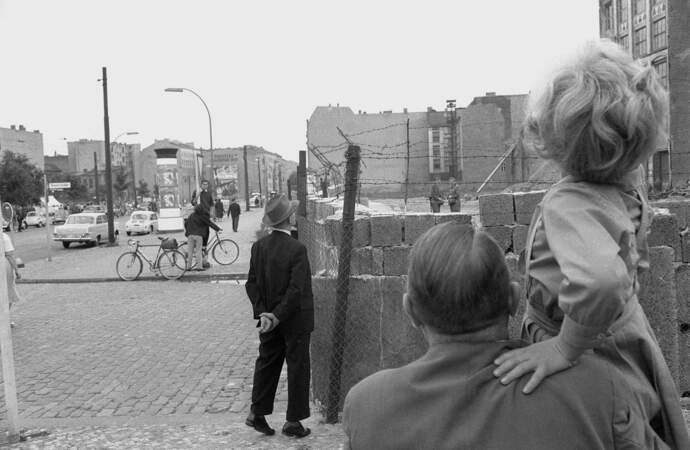 Août 1961 : à l'Ouest, des Berlinois observent avec inquiétude ce qui se passe de l'autre côté du "rideau de fer"