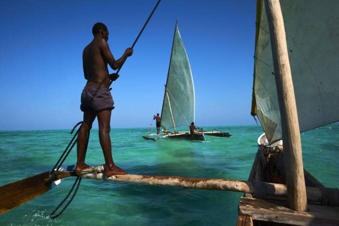 Au large de Jambiani (sud-est de l’île d’Unguja), des hommes pêchent à bord de "dhows"