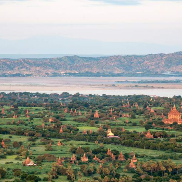 À l'aube, vue des pagodes de Bagan à bord d'une montgolfière 