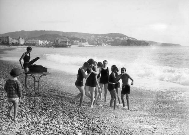 Musique sur la plage, Nice (Alpes-Maritimes), vers 1925 