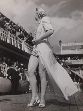 Défilé de mode à la piscine Molitor, Paris, 1935 