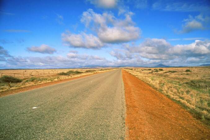 Une route sans fin dans le centre de l'Australie