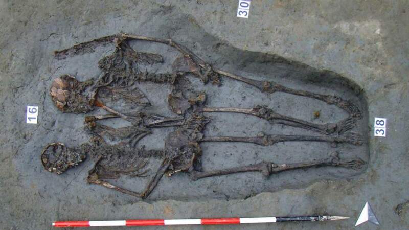 Deux squelettes découverts main dans la main à Modène révèlent un secret inattendu
