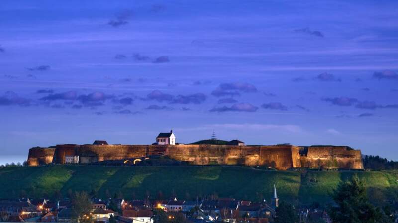 Crépuscule sur les remparts de la citadelle de Bitche, en Moselle