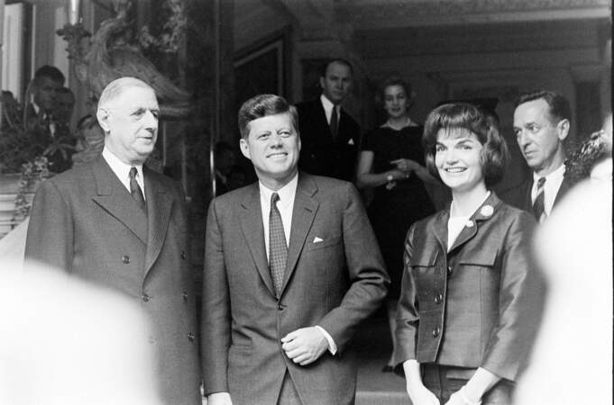 Jackie Kennedy: " Savez-vous que ma famille est d'origine française ? "                                                                                                 De Gaulle : " Eh bien, figurez-vous, Madame, que la mienne aussi ! ".