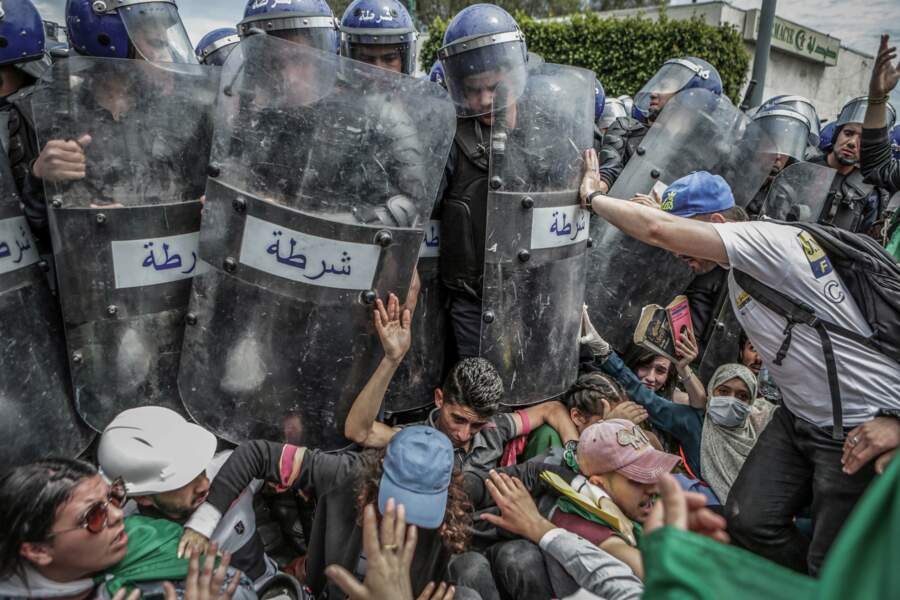 Des étudiants se battent avec la police anti-émeute lors d'une manifestation antigouvernementale à Alger, le 21 mai 2019 - Catégories "Photo de l'année" et "Actualité" (image seule)