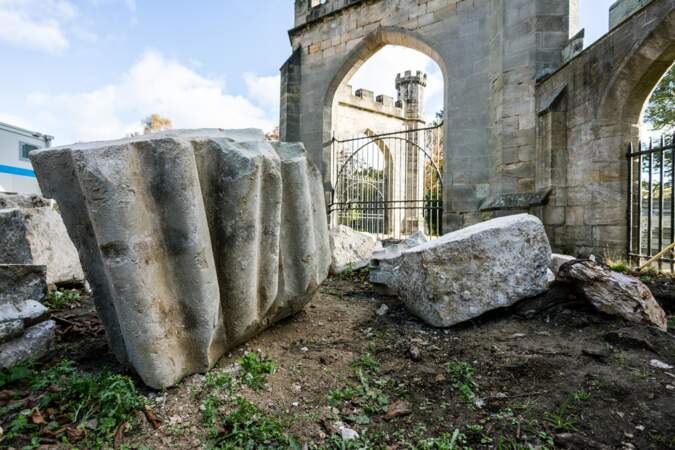 Un sommier (pierre taillée disposée à plat sur une colonne) 