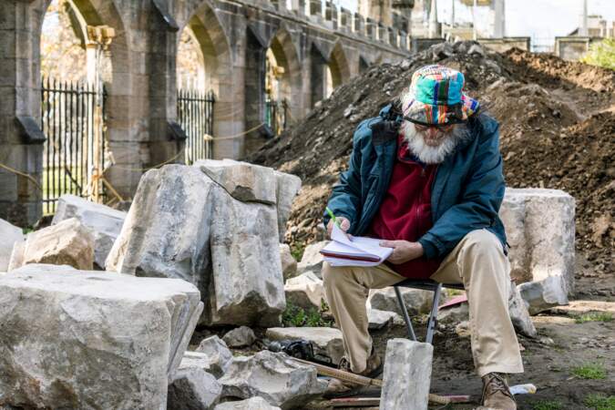 Peter Ryder, expert en archéologie, répertorie les pierres découvertes sur le site