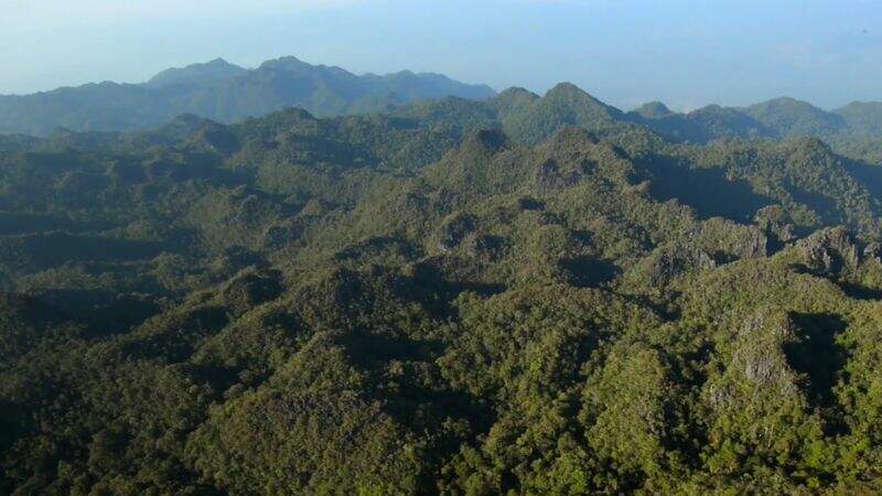 Le massif de Matarombeo en Indonésie
