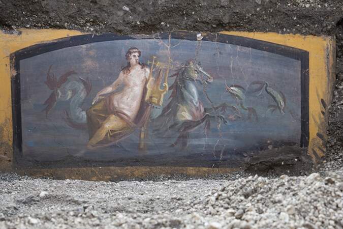 Fresque avec Néréide sur un cheval dans un environnement marin du comptoir d’un thermopole