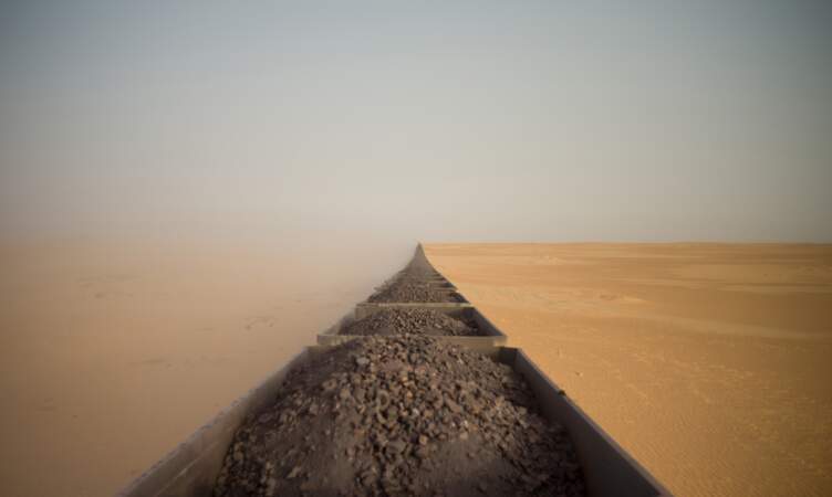 Un train de marchandises à travers le Sahara