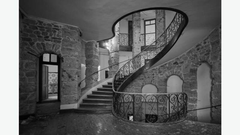 Escalier d'un château abandonné, région Rhône-Alpes, France