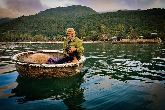 Une coquille de noix ? Non, une embarcation traditionnelle du peuple cham, au Vietnam