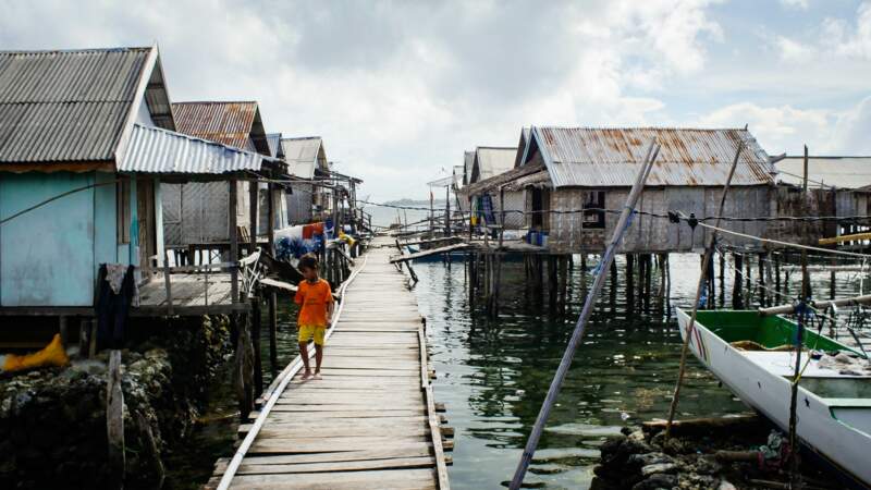 En Indonésie, les pêcheurs nomades badjao passent leur vie sur les flots