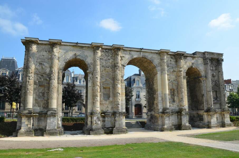 La porte de Mars (IIe- IIIe siècle) à Reims, un arc de triomphe pour célébrer l’alliance avec César