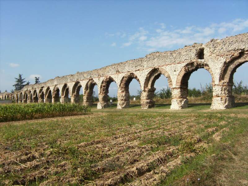 L’aqueduc du Gier (Ier ou IIe siècle) à Chaponost, ces arches alimentaient en eau la puissante Lugdunum