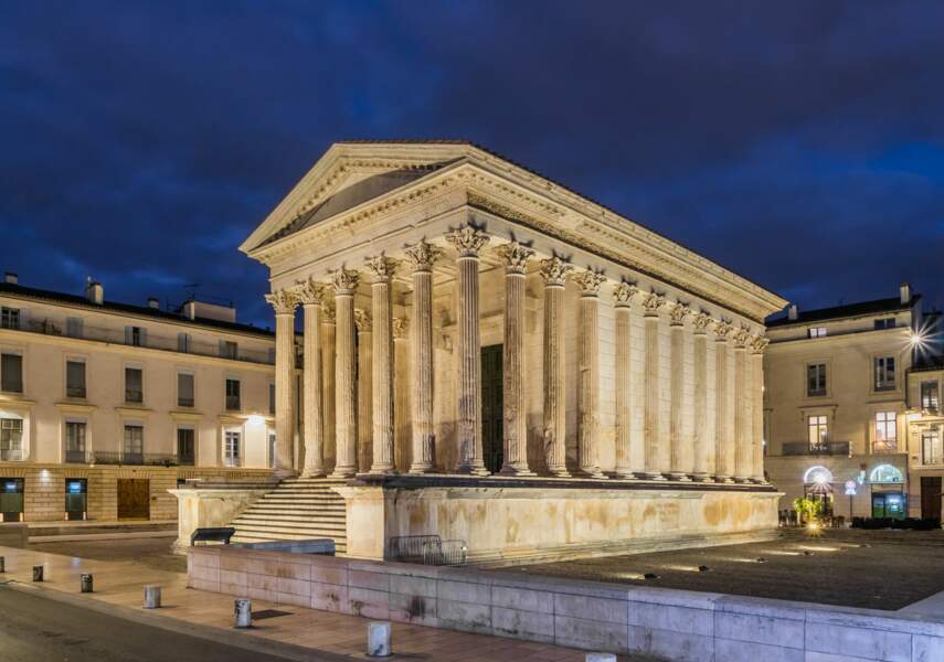 Nîmes, la Maison carrée (entre l’an 3 et 5), un temple de marbre dédié aux petits-fils d'Auguste