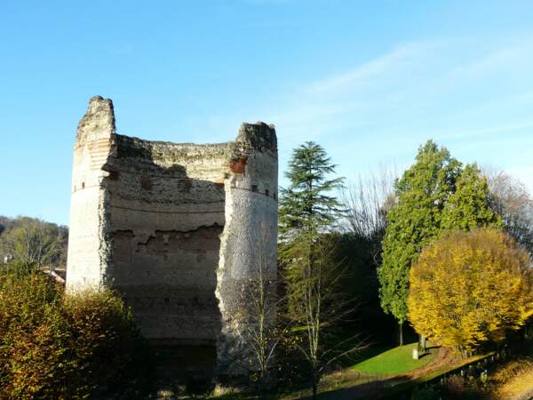 La tour gauloise de Vésone (Ier ou IIe siècle), à Périgueux, jouxtait un temple romain