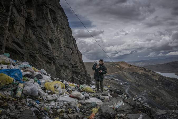 La Rinconada, Pérou : un mineur rentre chez lui le long d’un col jonché de déchets plastique