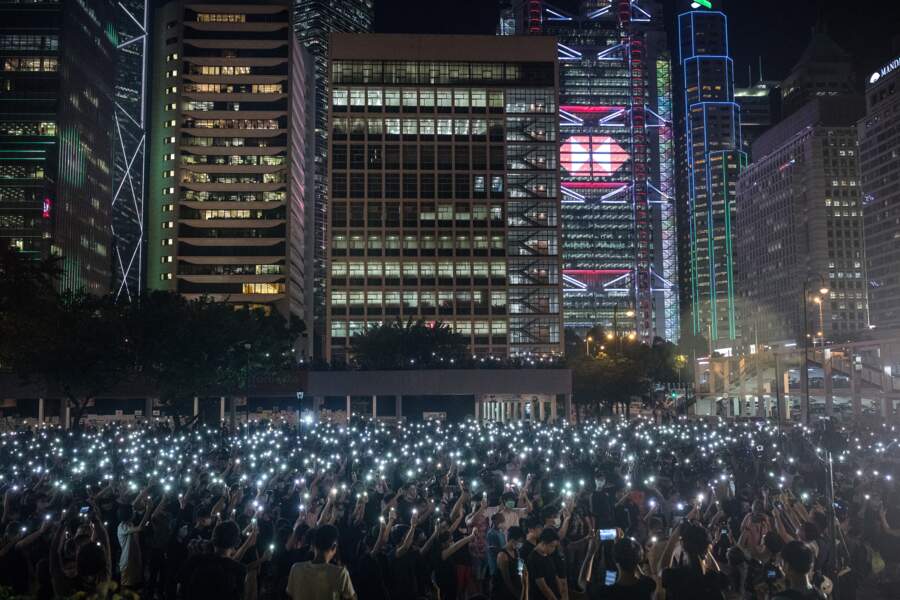 Hong Kong, août 2019 : des lycéens brandissent la lumière de leurs téléphones lors d’une manifestation contre le gouvernement