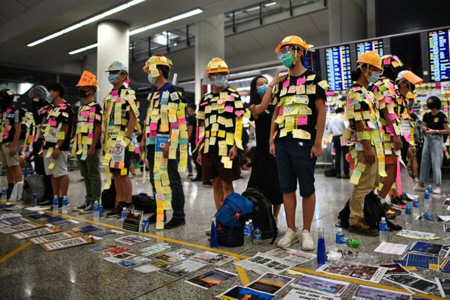 Happening dans le hall des arrivées de l’aéroport international de Hong Kong