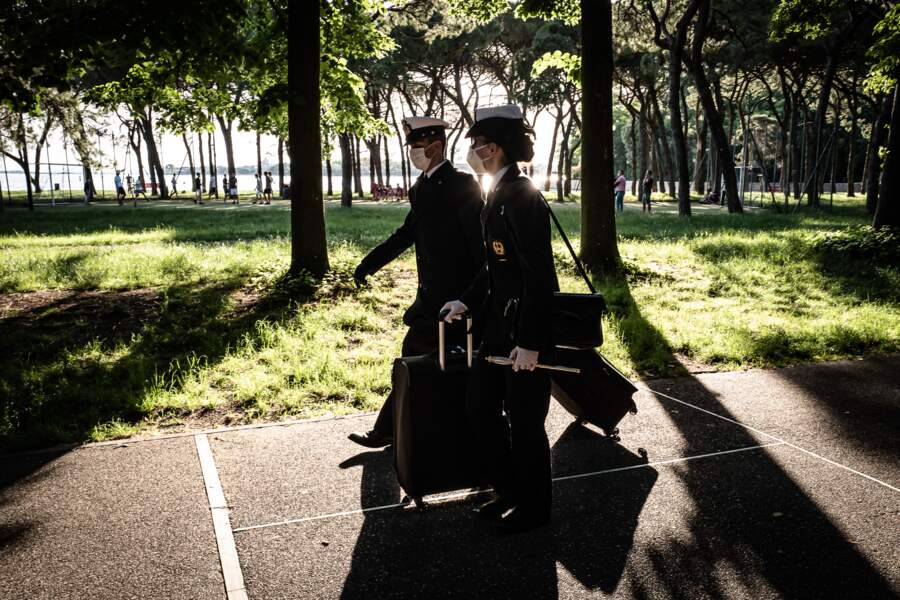 Officiers de marine marchant avec leurs valises à Sant'Elena