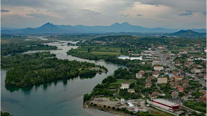 Vue sur Shkodër (ou Shkodra) et le fleuve Buna