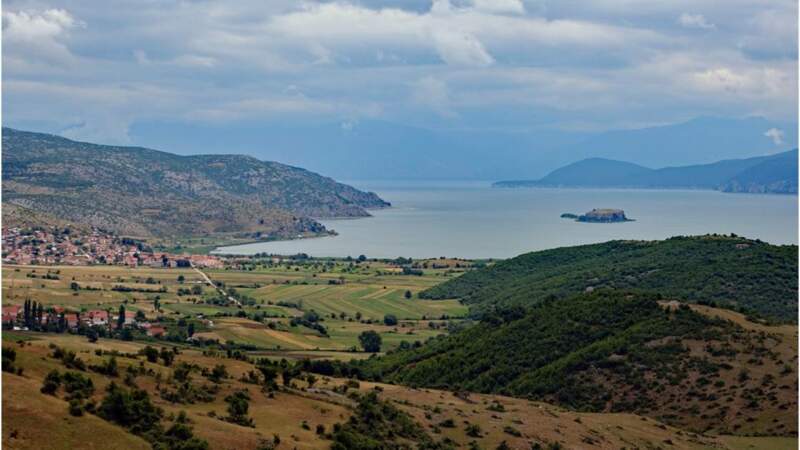 Île de Maligrad située sur la partie albanaise du lac Prespa