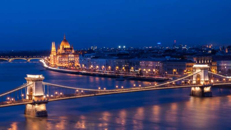 Le Danube coupe en deux la capitale de la Hongrie